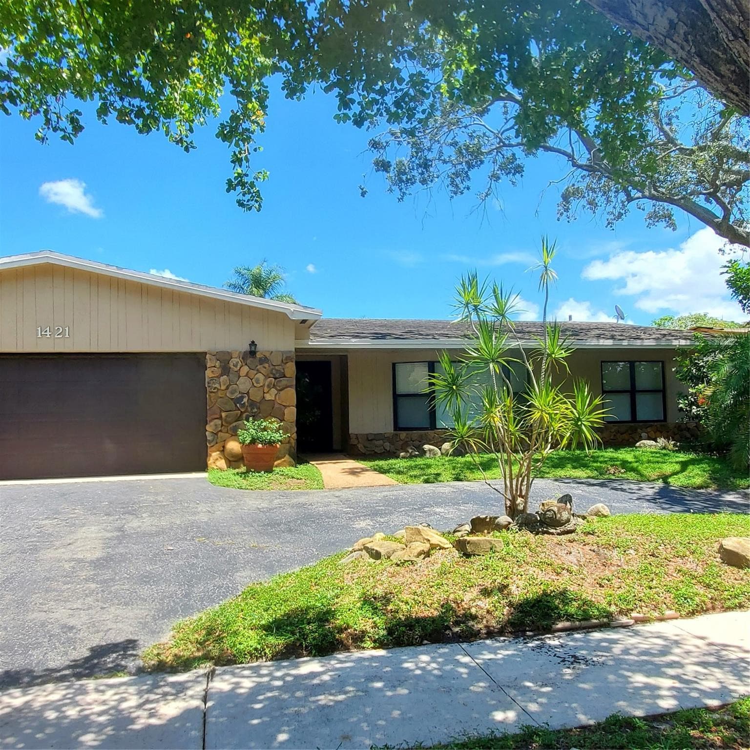 1421 NW 114th Avenue, Pembroke Pines, FL 33026 — photo 2 of 25