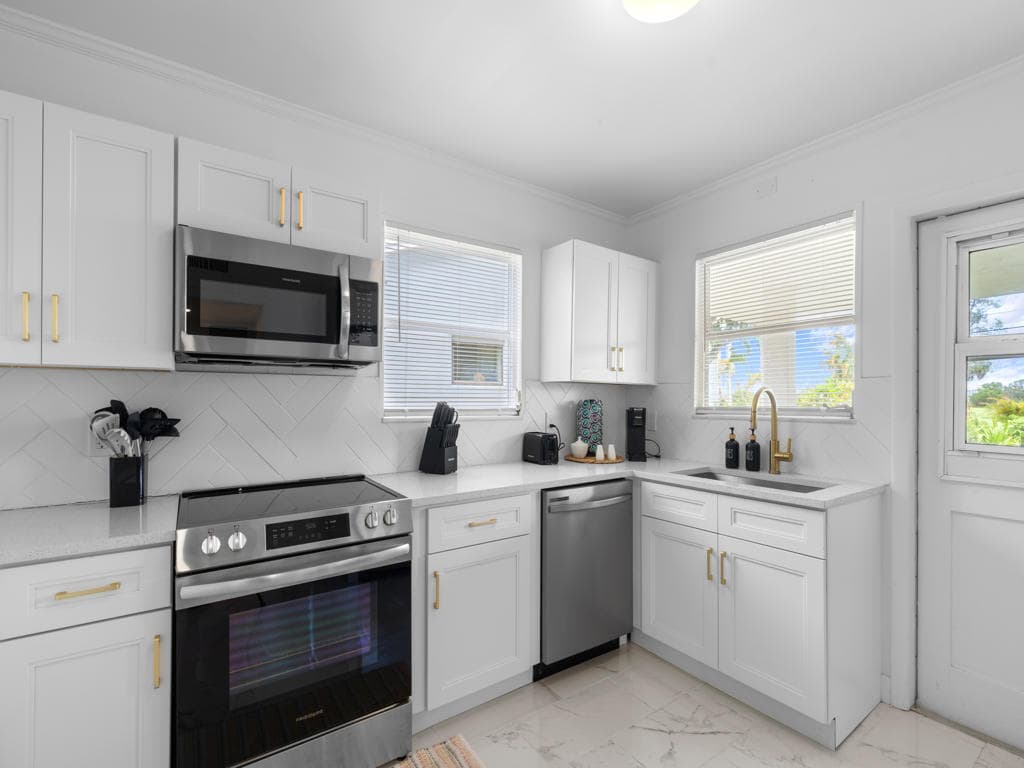 422 N Lakeside Drive, Lake Worth Beach, FL 33460 — photo 12 of 54