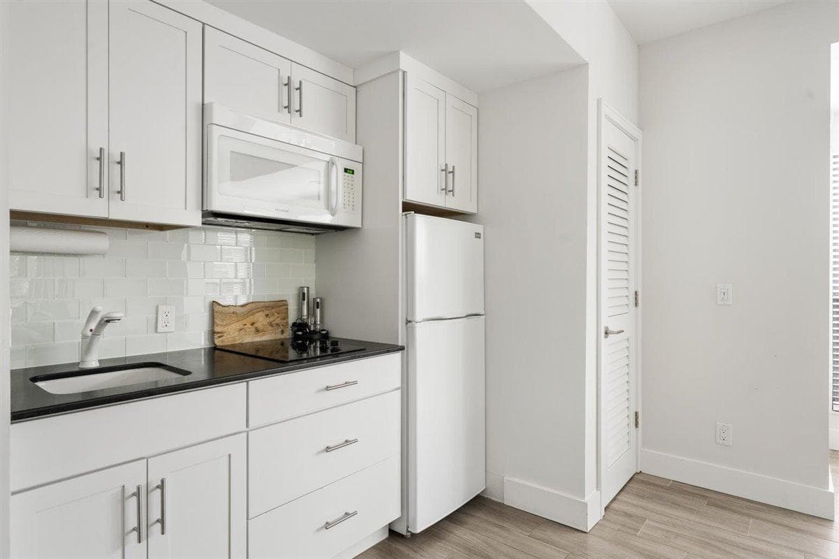 11818 Pebblewood Drive D201, Wellington, FL 33414 — photo 6 of 10
