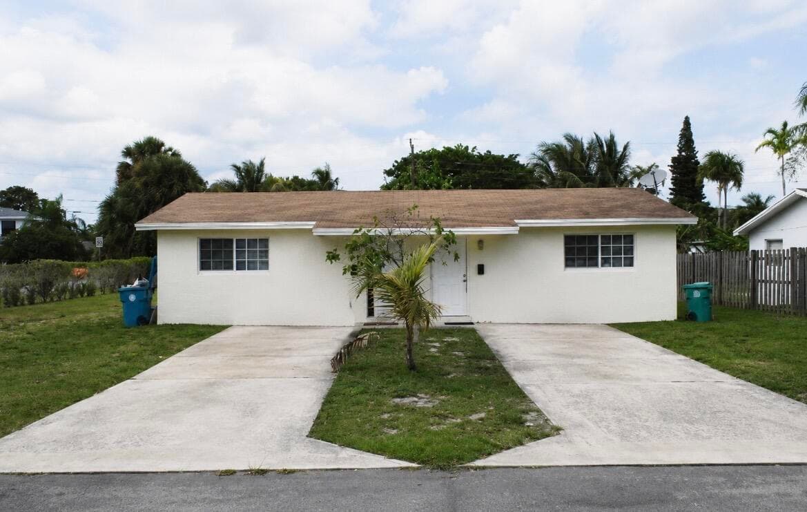203 SE 4th Avenue, Boynton Beach, FL 33435 — photo 1 of 8