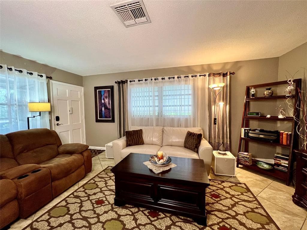 160 NE 8th Avenue 1b, Hallandale Beach, FL 33009 — photo 3 of 14