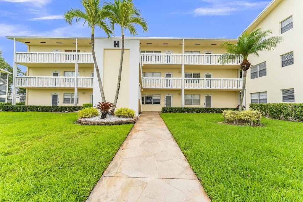 297 Dorset H, Boca Raton, FL 33434 — photo 2 of 36