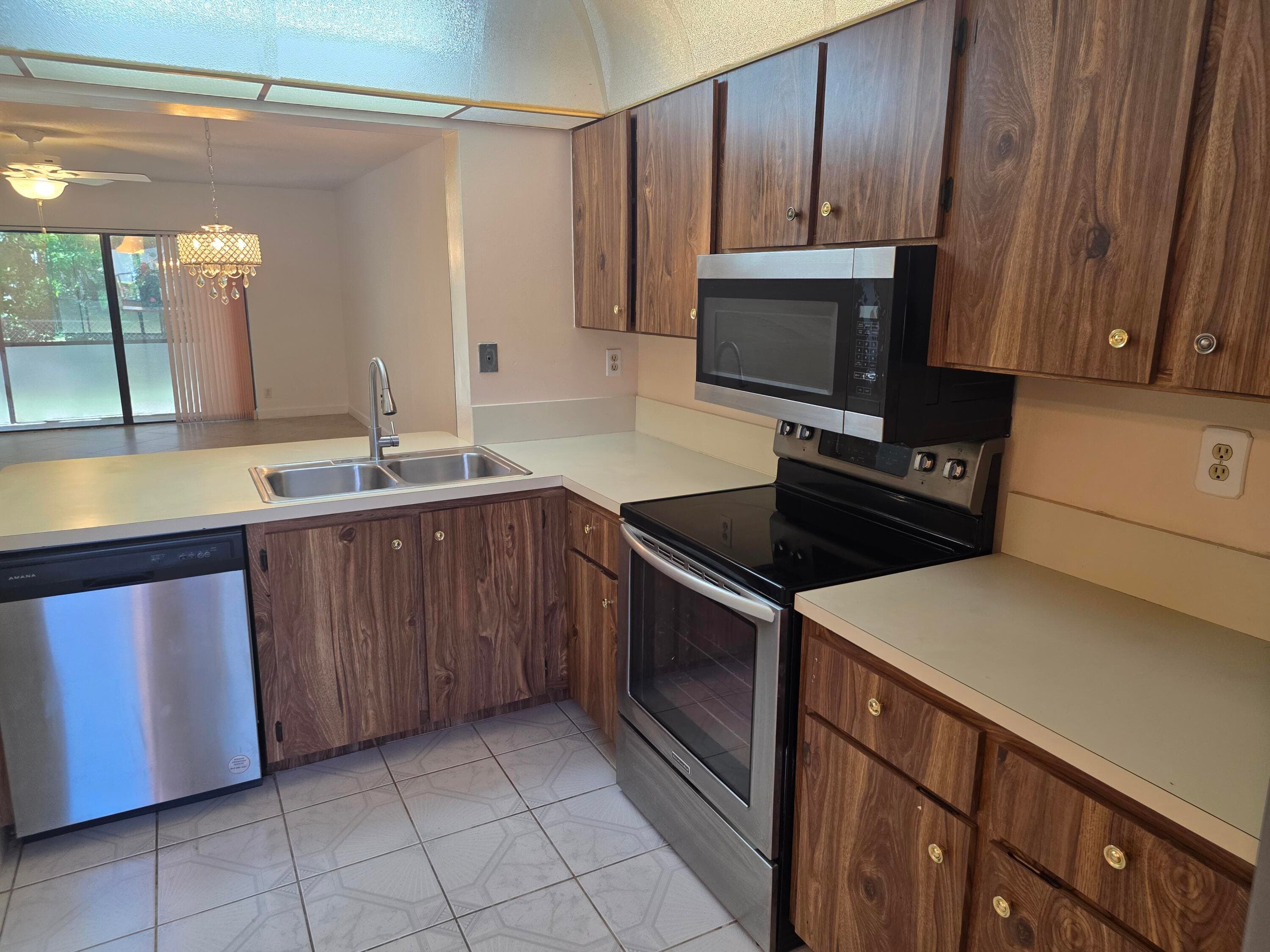 170 SE 7th Street SE 301, Deerfield Beach, FL 33441 — photo 4 of 35