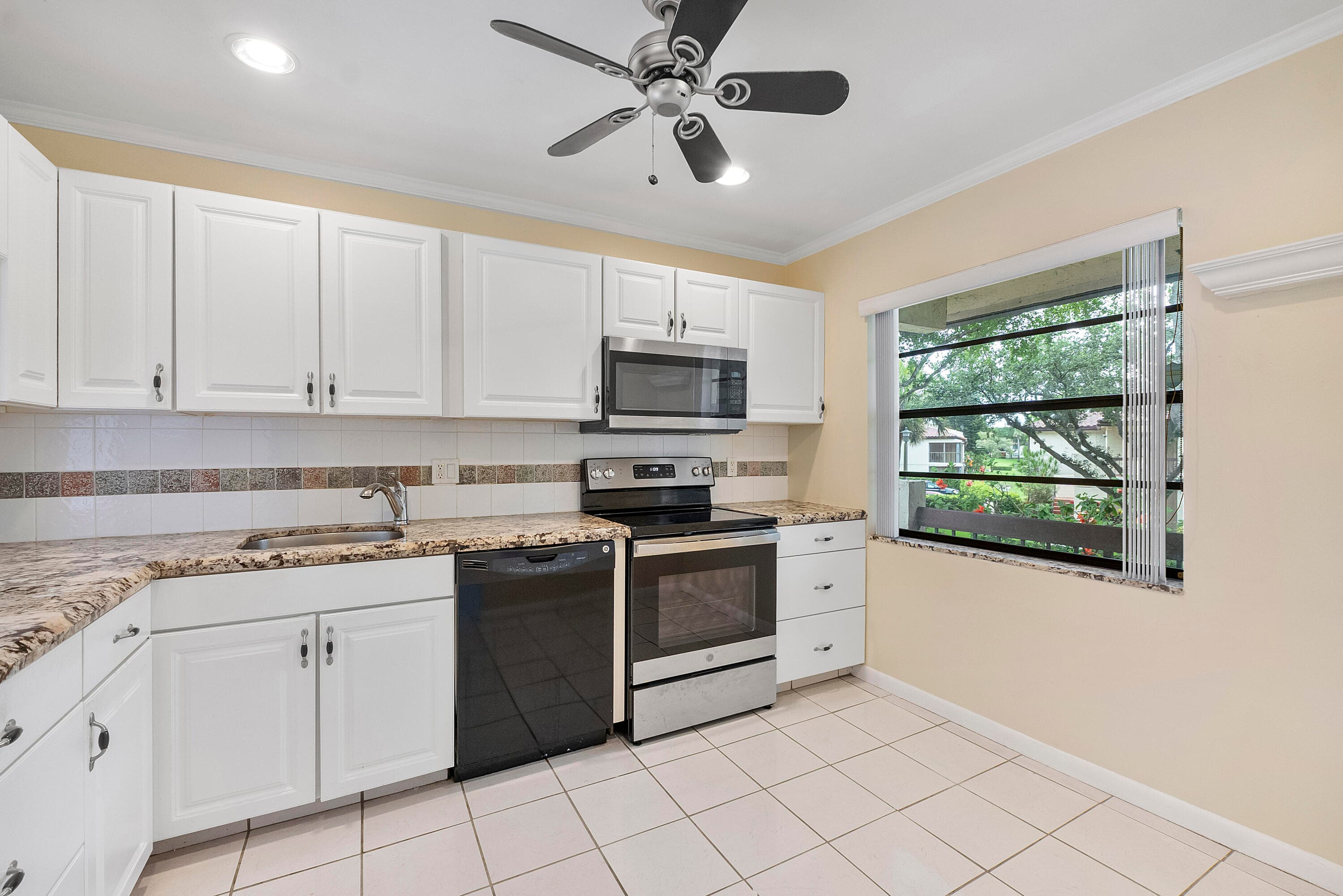 21852 Arriba 6-h, Boca Raton, FL 33433 — photo 8 of 42