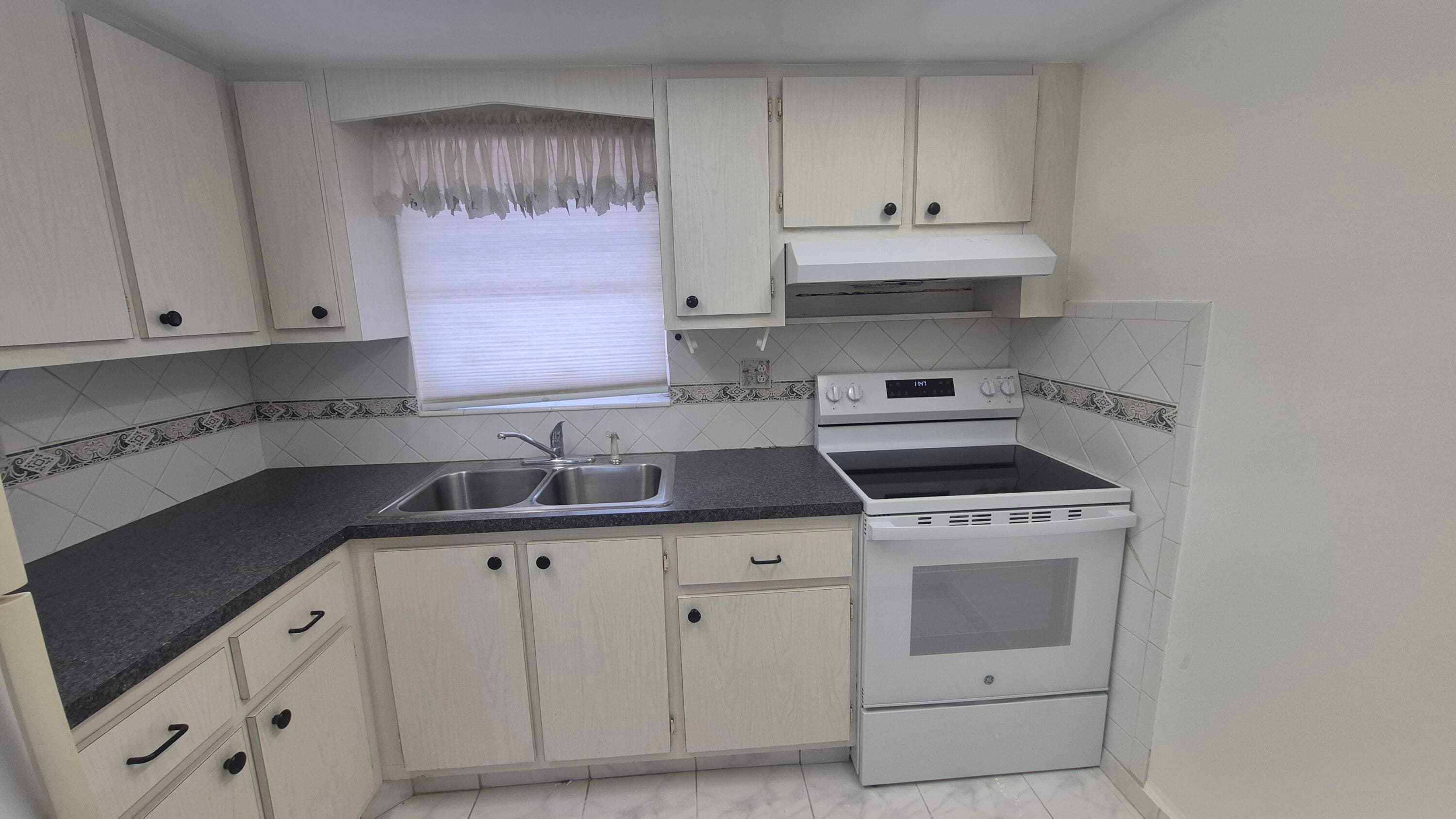 2805 Crosley Drive E Apt E, West Palm Beach, FL 33415 — photo 3 of 23