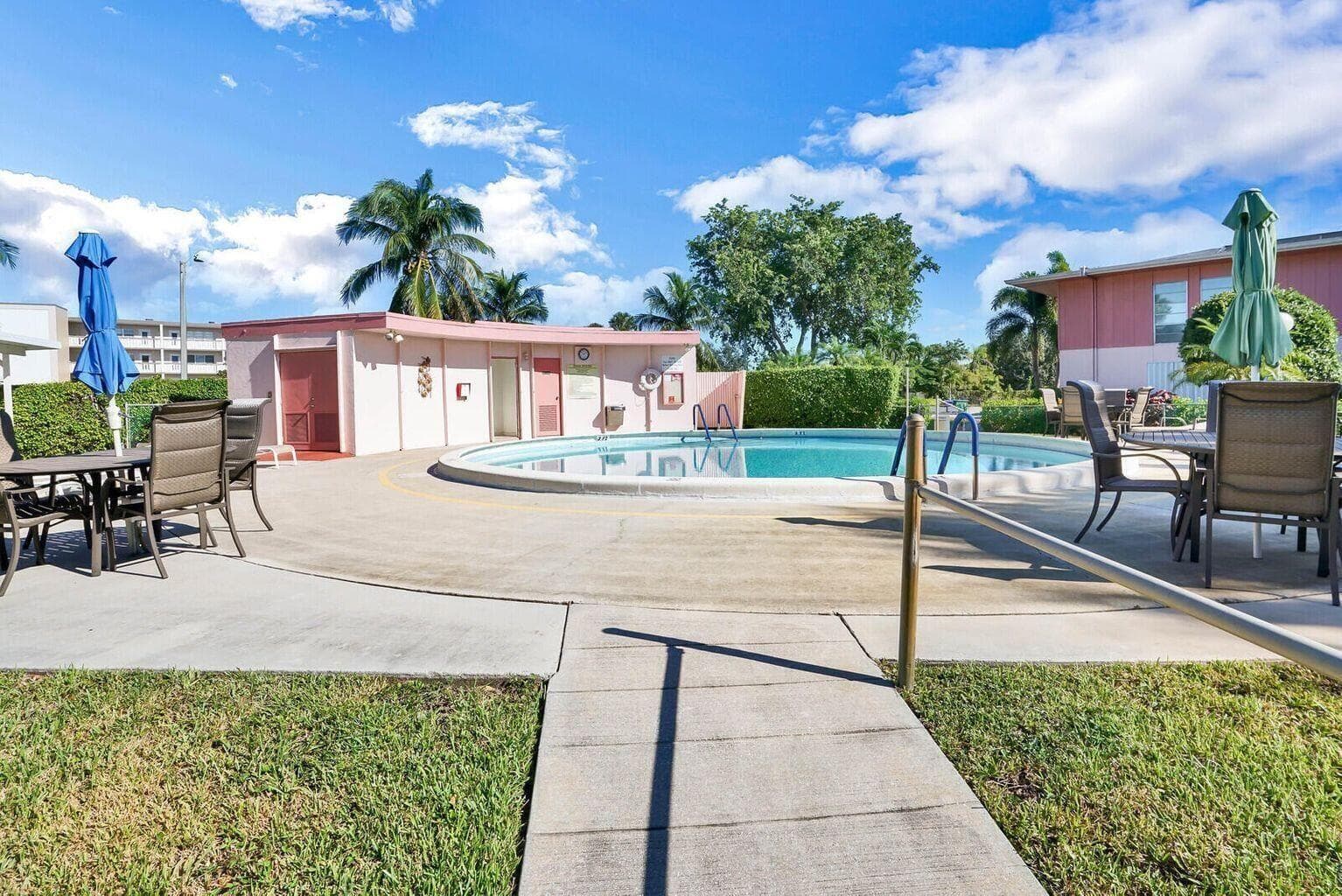 1 Golfs Edge F, West Palm Beach, FL 33417 — photo 18 of 34
