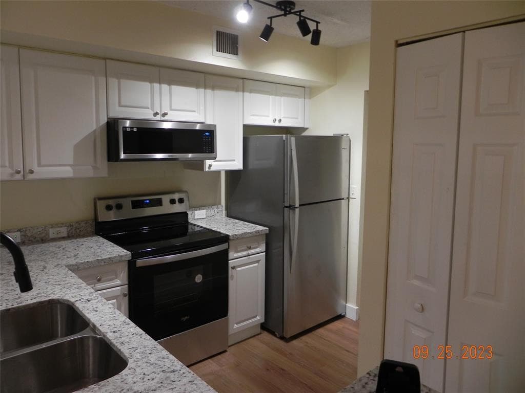 577 SW 111th Lane 204, Pembroke Pines, FL 33025 — photo 2 of 17