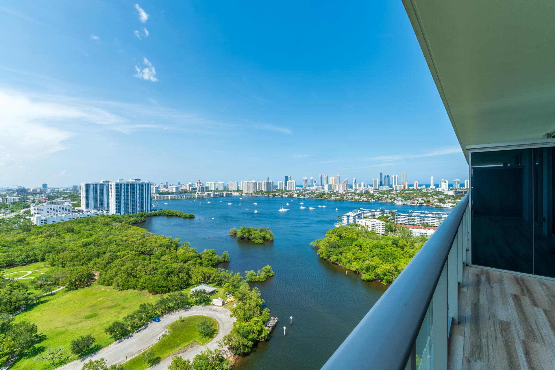 16385 Biscayne Boulevard 2502, North Miami Beach, FL 33160 — photo
